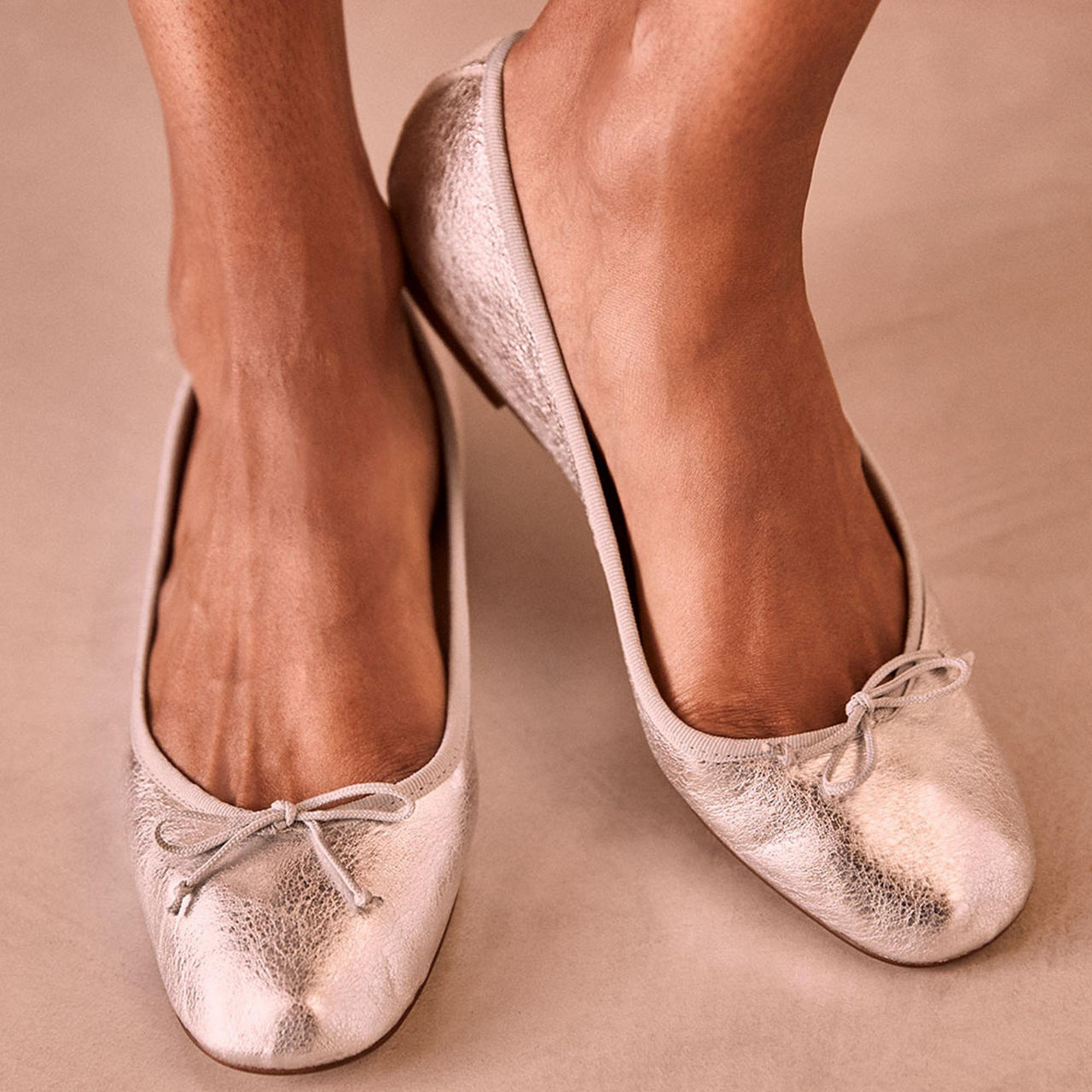 Metallic ballet outlet pumps