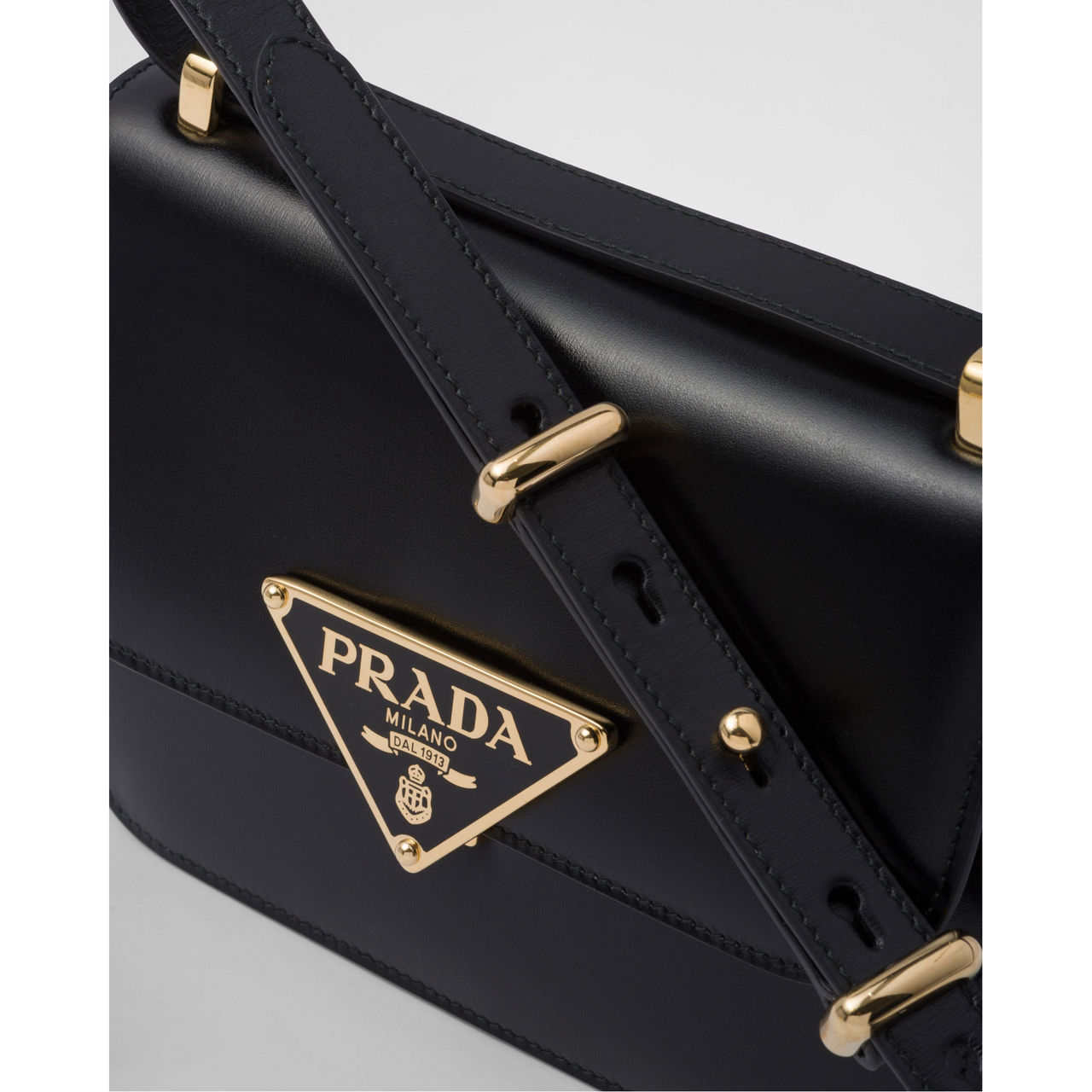 Beautiful Woman Handbag Marked Prada Milano Dal 1913 Black Leather w/wood  handle