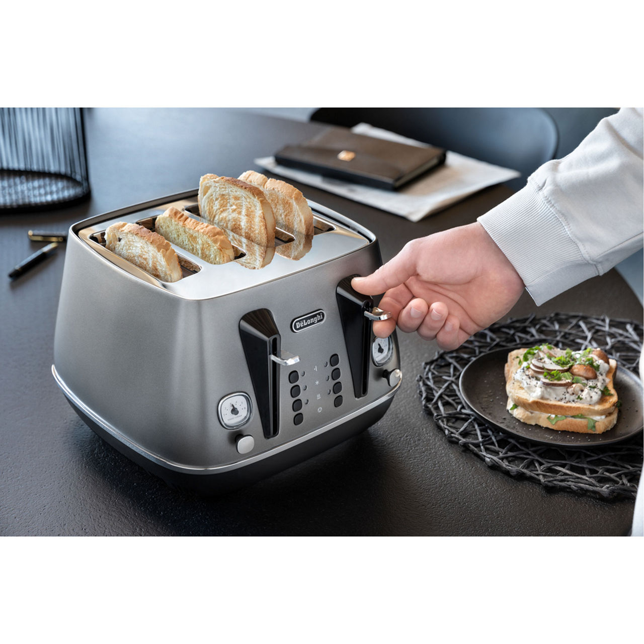 DELONGHI CTIN4003.TB Distinta X Titanium Four Slot Toaster MULTI