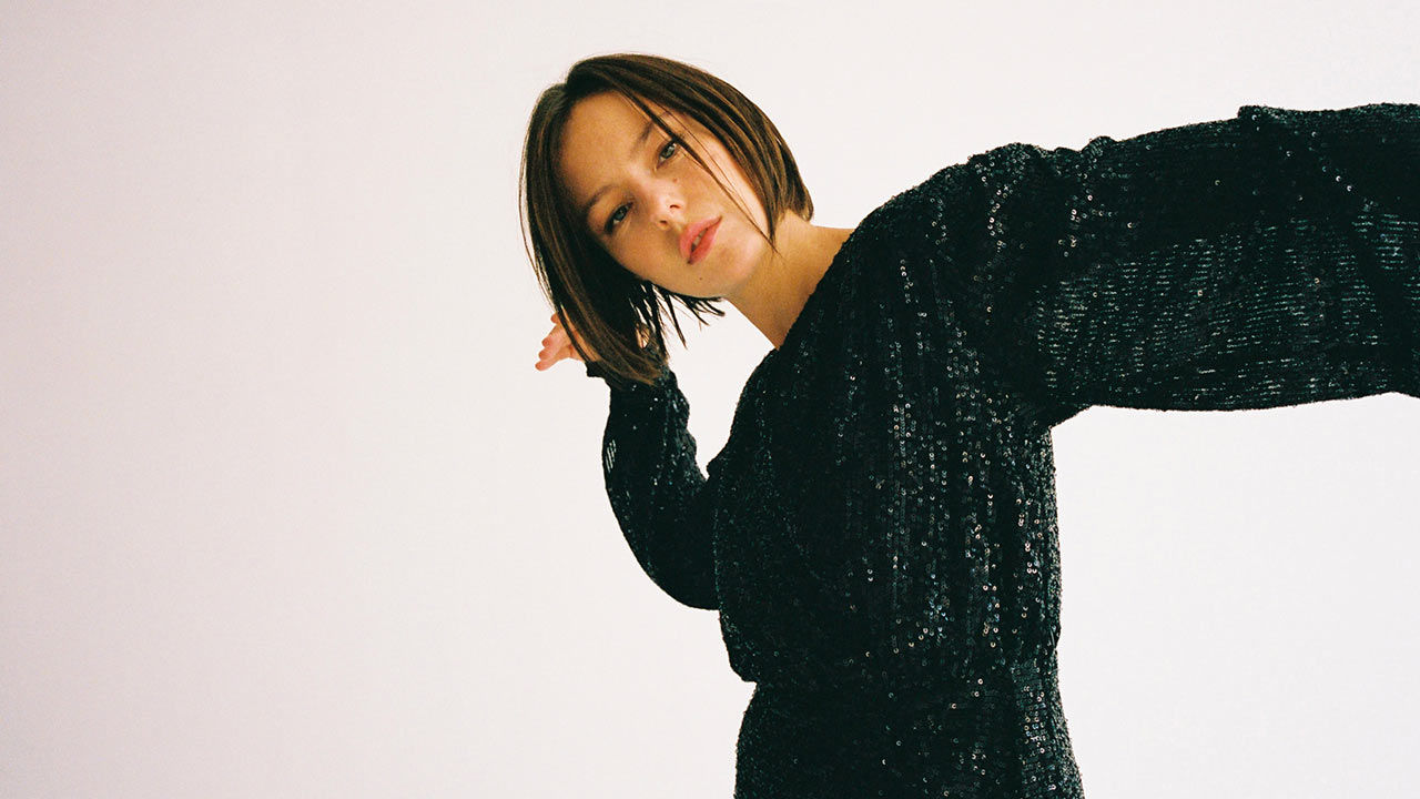 Chemise de nuit longue minimaliste en daim et soie