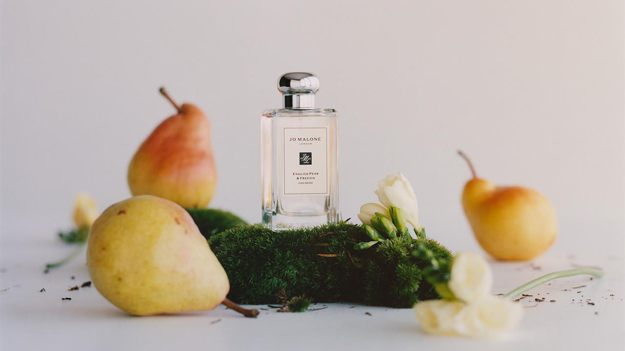 Jo malone pear and freesia. Джо Малон фрезия. Jo Malone English Pear Freesia фото. Джу Малон груша. Джо Малон Скарлет Поппи.