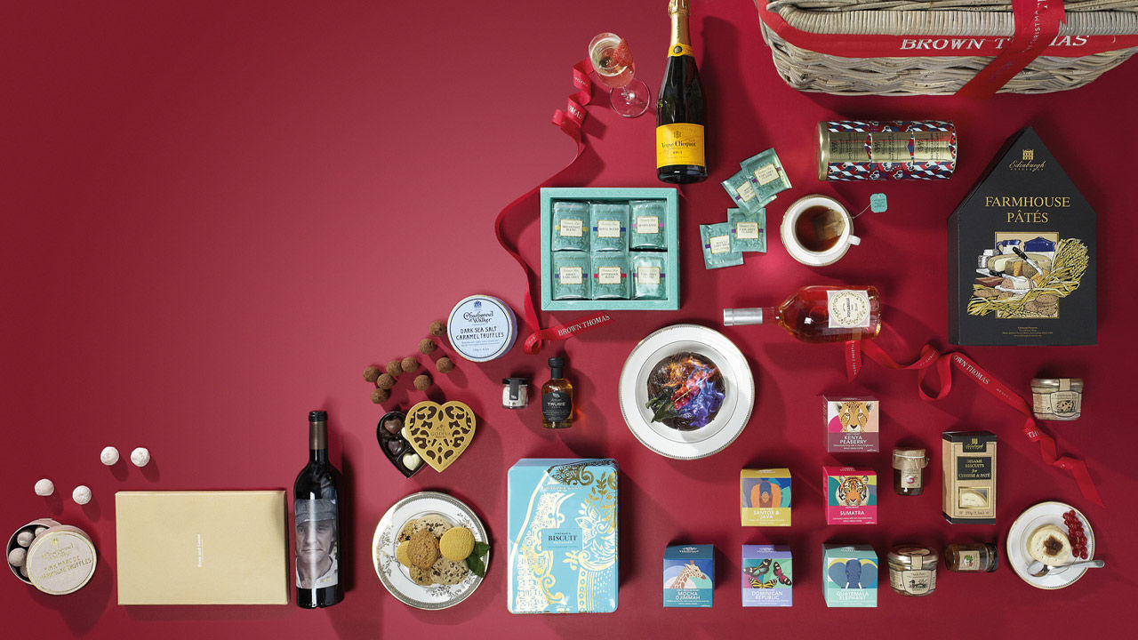 Brown Thomas Christmas Hamper filled with wine, Champagne, coffees & teas, chocolates and Christmas pudding
